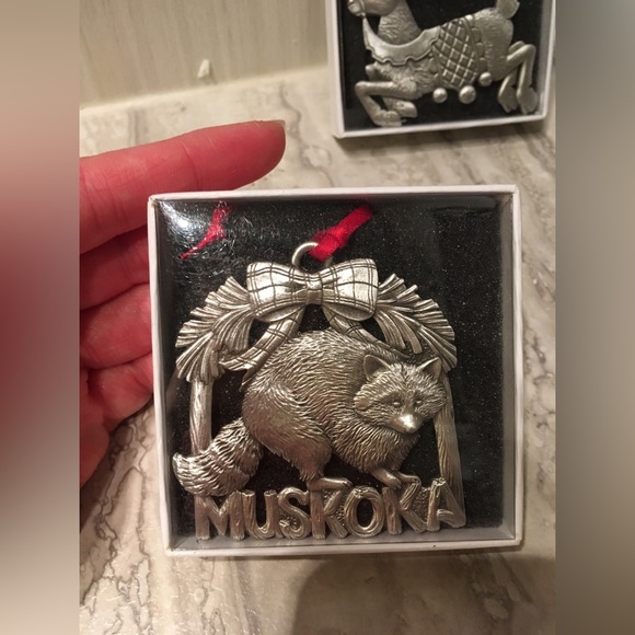 🆕MUSKOKA PEWTER - 2PCS - NWT - MUSKOKA RACOON AND REINDEER ORNAMENTS - Picture 5 of 6